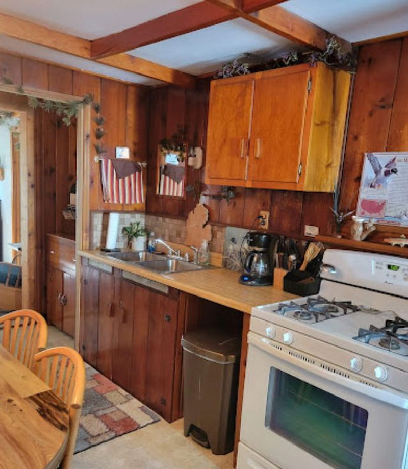 Pines of Paradise (Lake View Motor Court) - From Web Listing